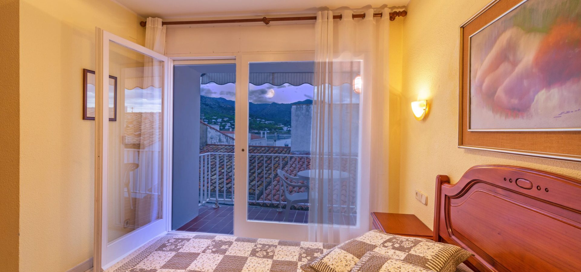 cama-doble-balcon-hostal-la-tina-port-de-la-selva-costa-brava-espana