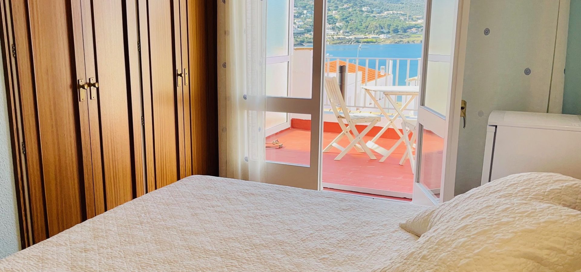 habitaciones-la-font-cama-doble-hostal-la-tina-port-de-la-selva-costa-brava-espana