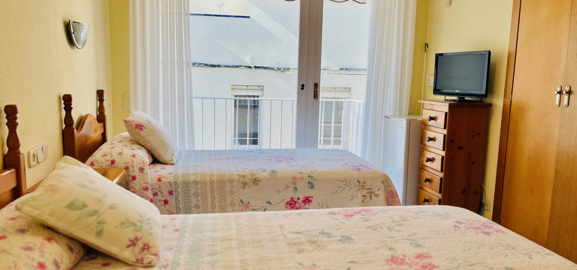 habitaciones-la-font-camas-hostal-la-font-port-de-la-selva-costa-brava-espana